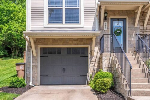 This condominium is a 2 bedroom(s), 2.5 bathrooms, located in Nashville, TN.