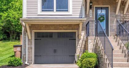 This condominium is a 2 bedroom(s), 2.5 bathrooms, located in Nashville, TN.