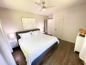 3 Schlafzimmer, Schreibtisch, Bügeleisen/Bügelbrett, Reisekinderbett