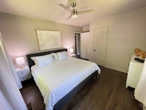 3 habitaciones, escritorio y tabla de planchar con plancha 