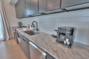 Refrigerador, parrilla de estufa, cafetera y tetera y tostadora