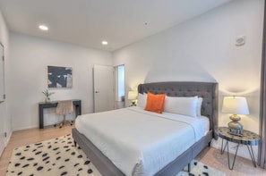 3 habitaciones, tabla de planchar con plancha y cuna de viaje 