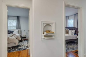 3 habitaciones, tabla de planchar con plancha y cuna de viaje 