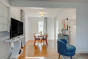 Smart TV, fireplace, offices - Our cozy stone cottage is a wonderful home in a beautiful neighborhood filled with mature trees (Nashville)