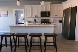 Kjøleskap, mikrobølgeovn, ovn og kokeplater