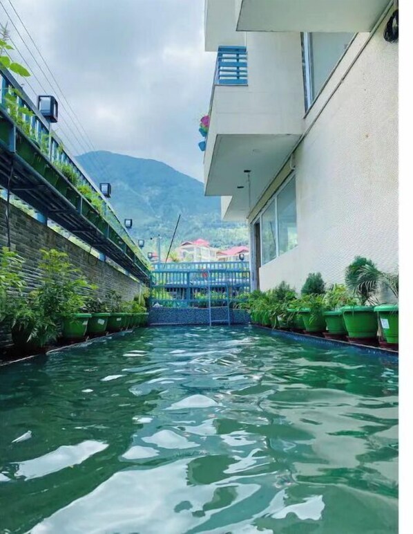 Indoor pool - Luxury Low Cost Rooms Dharamshala Lift Wi-fi 5G (Khanyara)