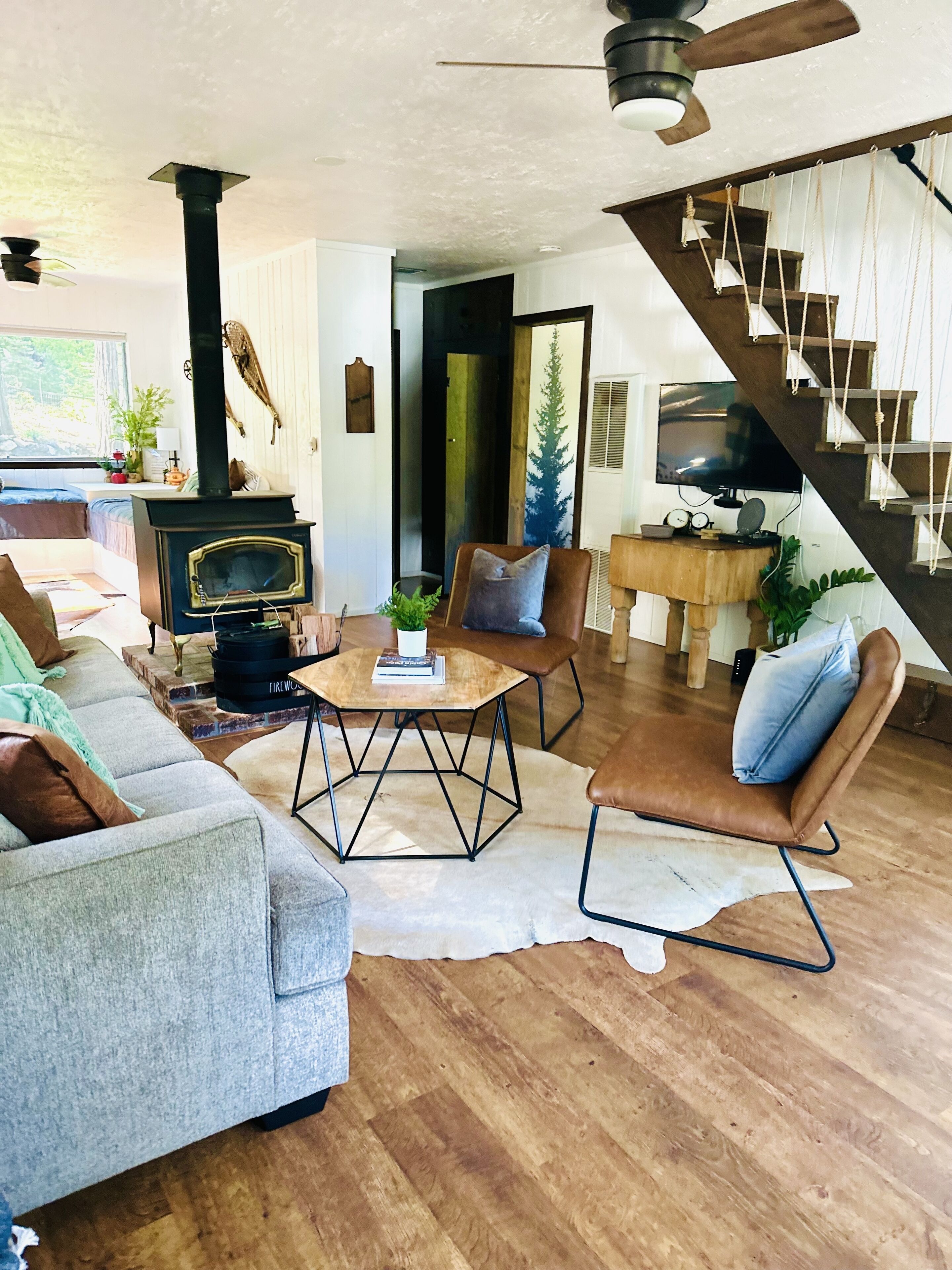 Little Black Cabin In the Woods-close to Pinecrest and Dodgeridge