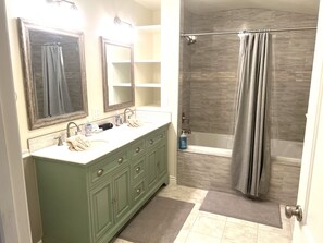 Combined shower/tub, towels, soap, shampoo - Bucolic views, spacious great room, short walk to center of town! (Torrey)