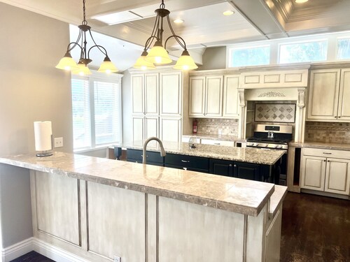 Bucolic views, spacious great room, short walk to center of town!