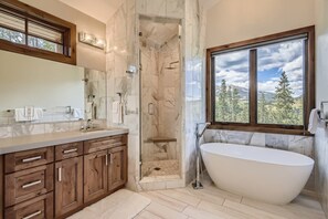Badewanne, Haartrockner, Handtücher