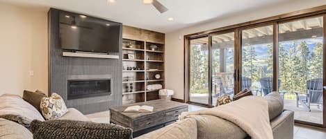 Fernseher, Kamin, Arbeitsbereiche