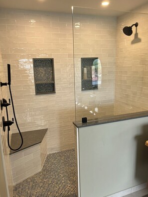 Ensemble baignoire-douche, baignoire à remous, bidet