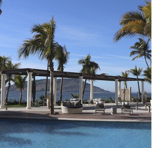 Een buitenzwembad, een verwarmd zwembad