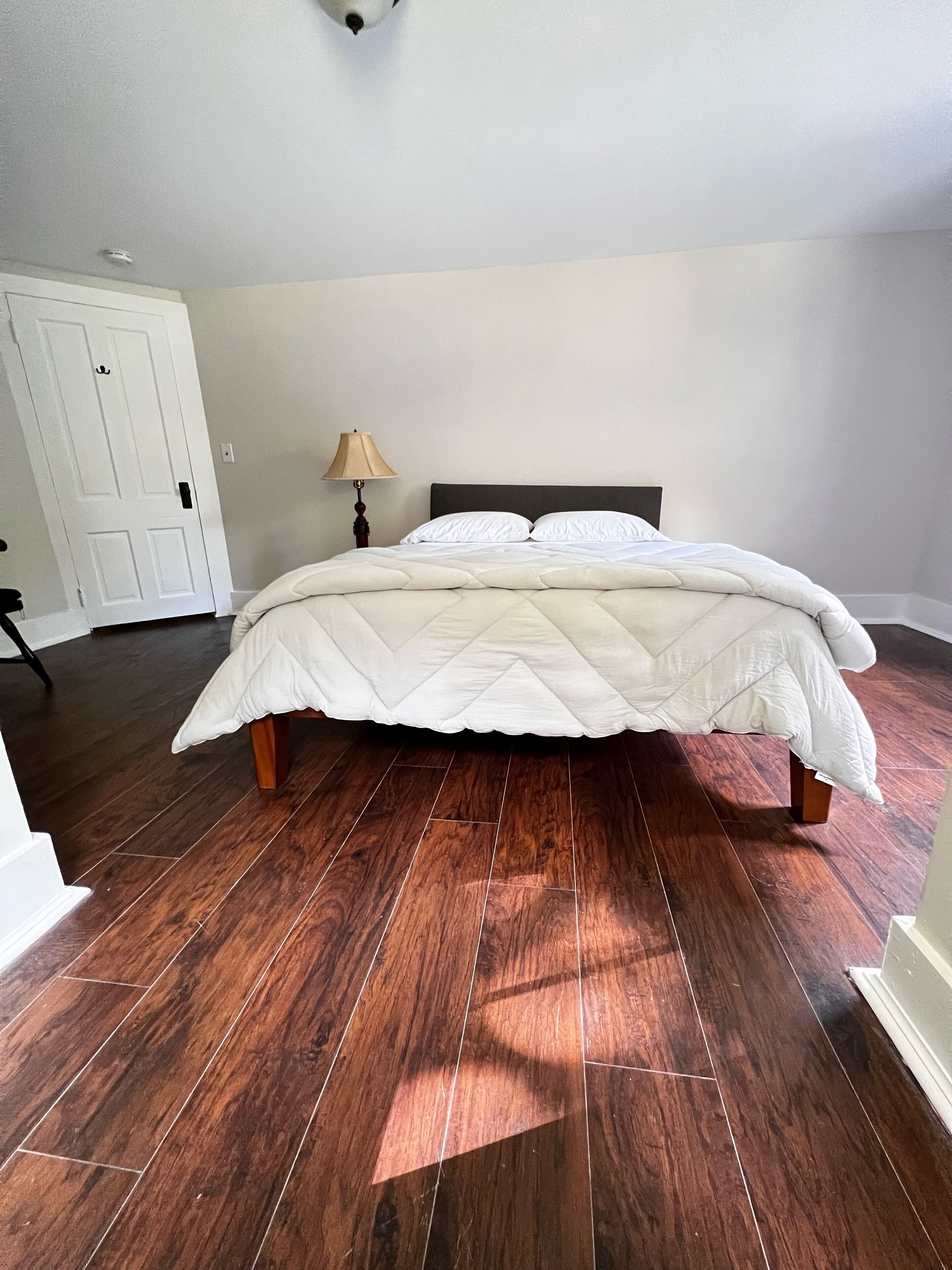 3 habitaciones, escritorio, tabla de planchar con plancha y wifi gratis 