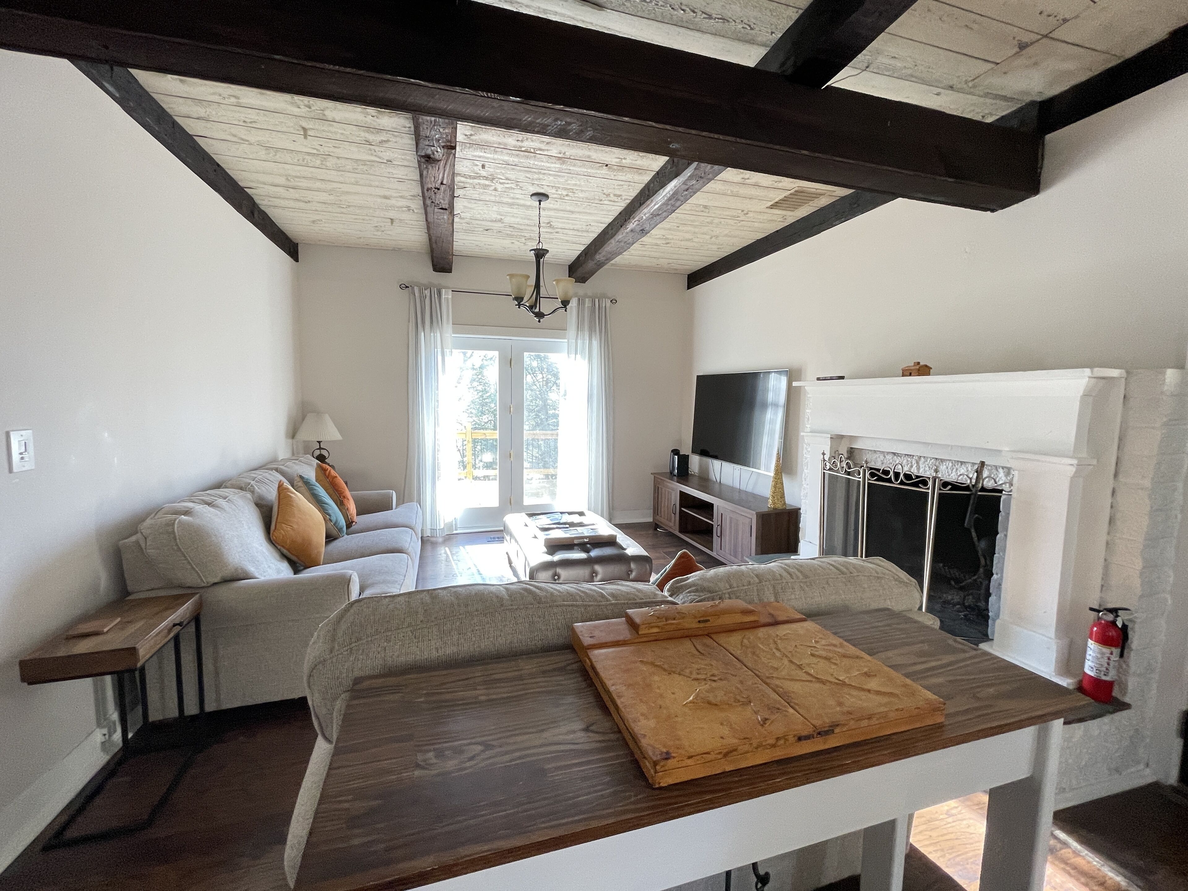 Smart TV, chimenea, libros y biblioteca musical 