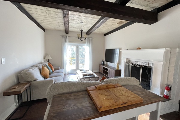 Smart-tv, pejs, bøger, musikbibliotek