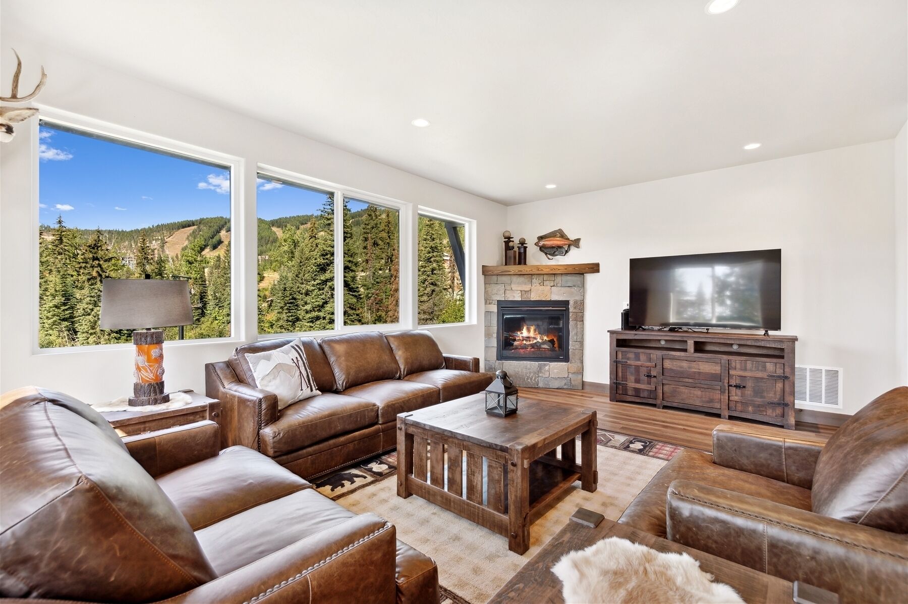 Trailblazer - Big Mountain 5BD 4BA Ski-in Ski-out luxury townhome!