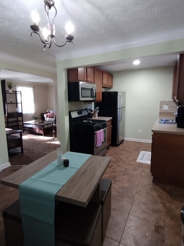 Cozy second floor unit of duplex walking distance of Shaker Square!