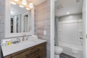 Villa, 2 Bedrooms | Bathroom | Towels