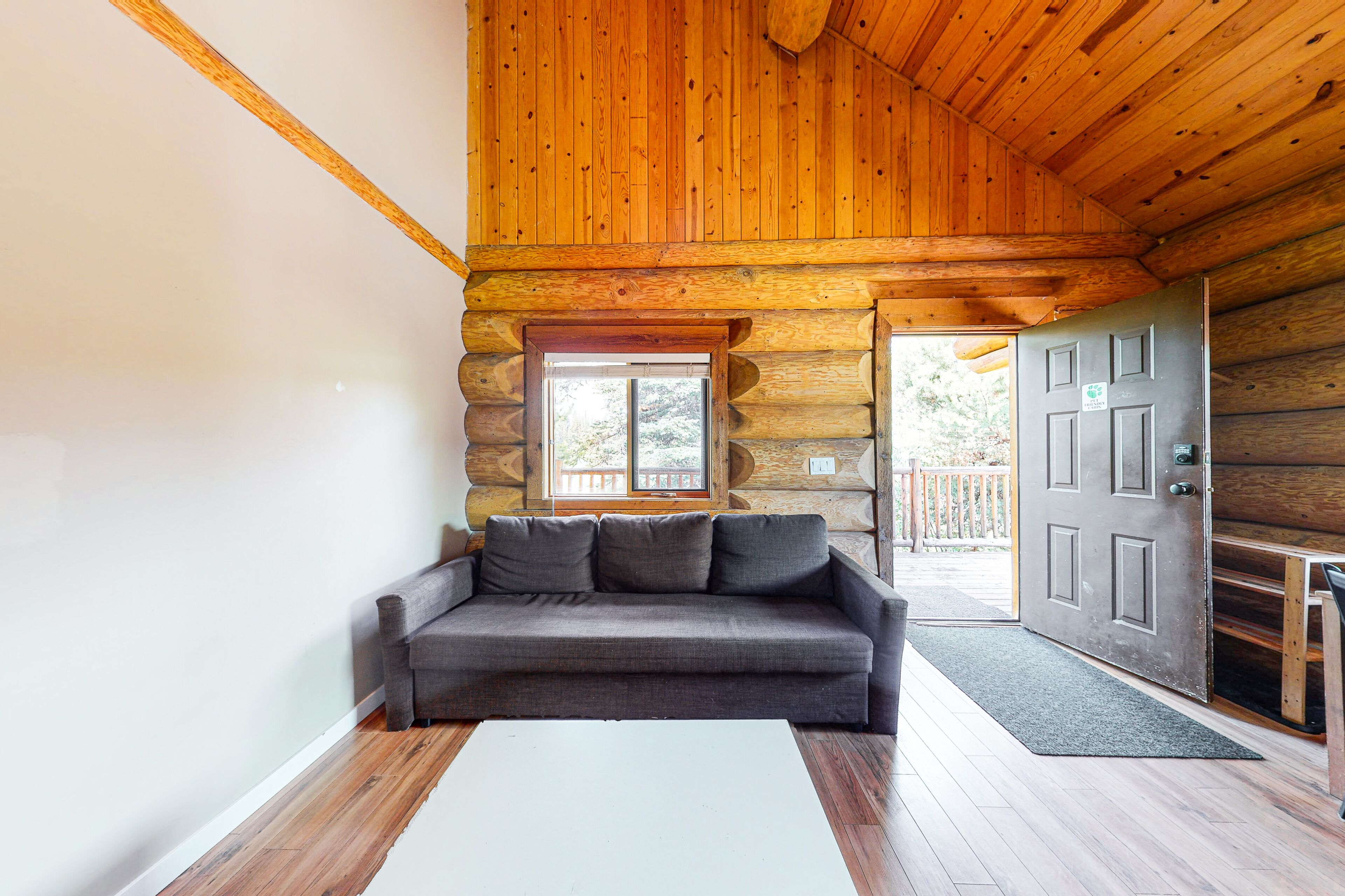 Contemporary, dog-friendly log cabin with private deck & full kitchen