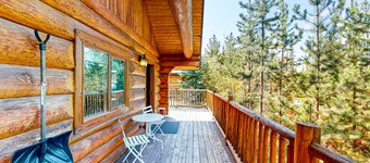 Contemporary, dog-friendly log cabin with private deck & full kitchen
