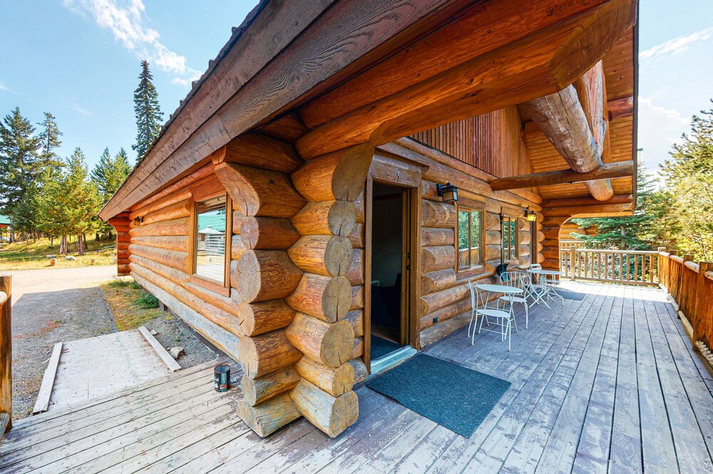 Contemporary, dog-friendly log cabin with private deck & full kitchen