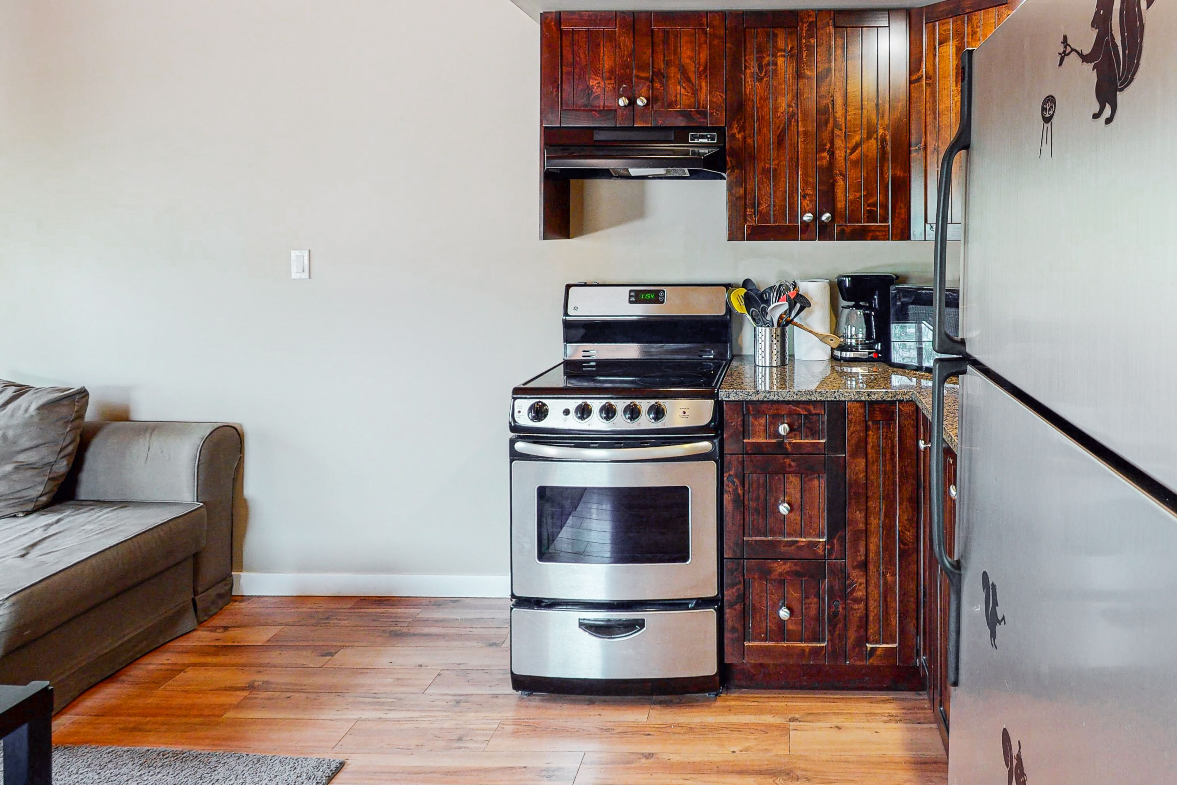 Classic log cabin with deck, full kitchen, & free internet