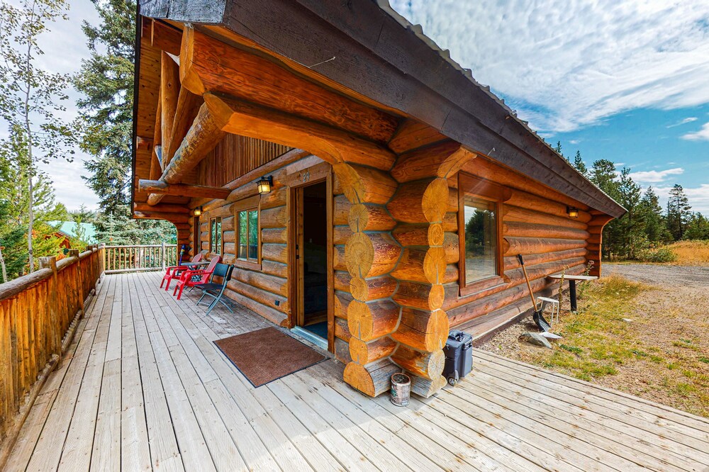 Classic log cabin with deck, full kitchen, & free internet