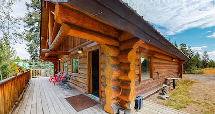 Classic log cabin with deck, full kitchen, & free internet