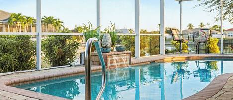 Alberca al aire libre y alberca climatizada