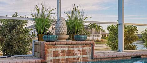 Utendørsbasseng og et oppvarmet basseng