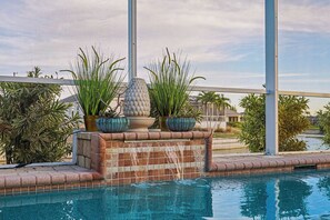 Utendørsbasseng og et oppvarmet basseng