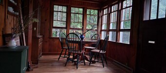 1932 Charming Cottage at the Lake