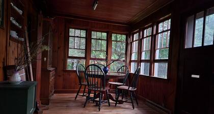 1932 Charming Cottage at the Lake