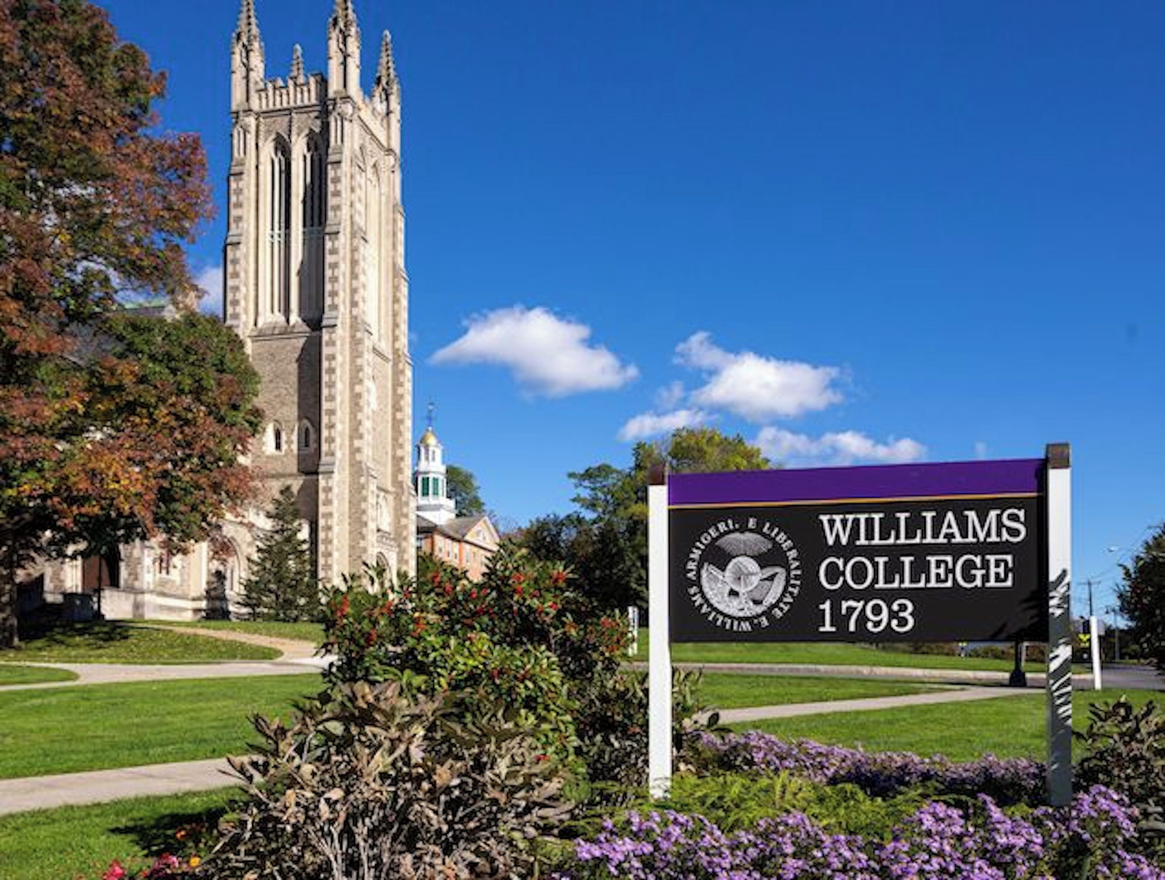 Une enseigne indiquant l’emplacement du Williams College, avec un bâtiment historique en arrière-plan.