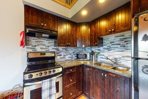 Fridge, microwave, oven, stovetop - Dog-friendly, lakefront, wilderness resort cabin w/deck, internet, full kitchen (Kelowna)