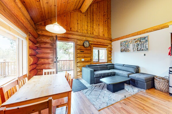 TV - Dog-friendly, lakefront, wilderness resort cabin w/deck, internet, full kitchen (Kelowna)