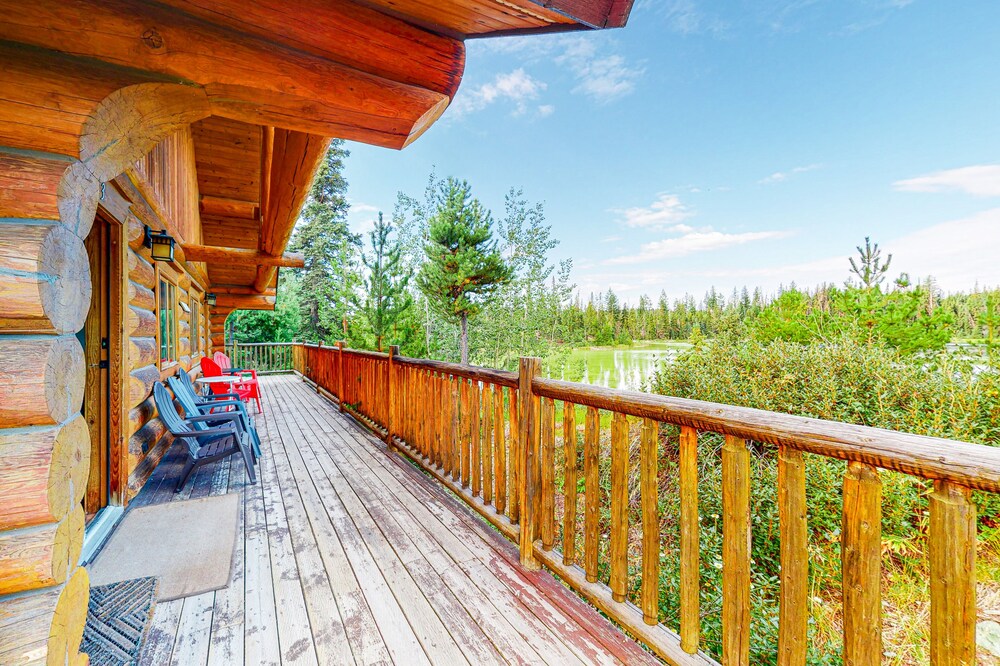 Rustic lakefront resort cabin with deck, WiFi, full kitchen - dogs welcome