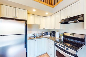 Refrigerador, microondas, horno y parrilla de estufa 