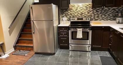 Bright and Clean Basement Apartment,5 min to Lakes.