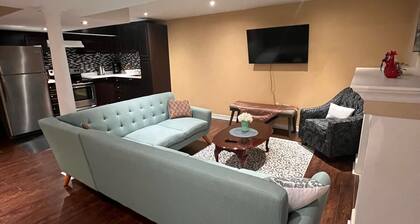 Bright and Clean Basement Apartment,5 min to Lakes.