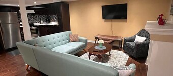 Bright and Clean Basement Apartment,5 min to Lakes.