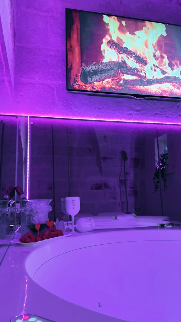 Television - Romantico appartamento pugliese con vasca idromassaggio (Fasano)