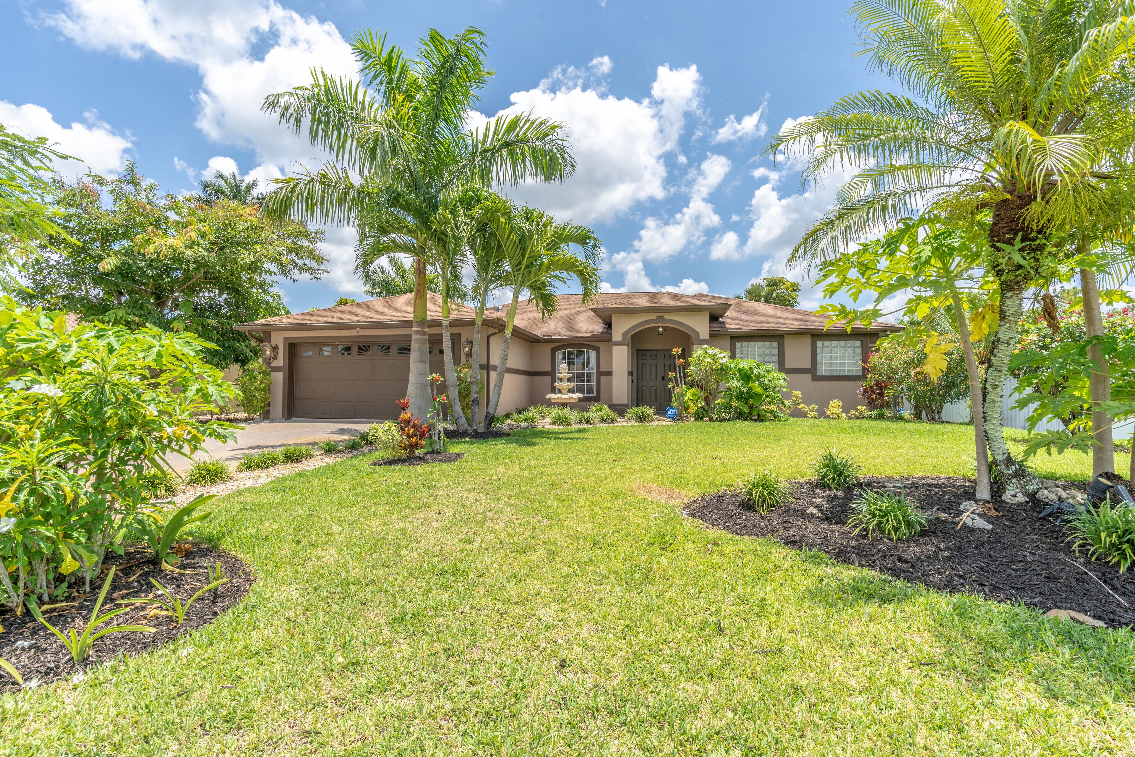 Cozy Canal Home-Low Cleaning Fee, King Beds, Gym, Fast wifi, Fishing, Sleeps 8