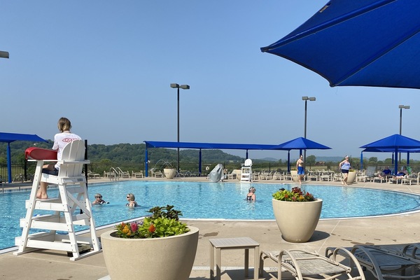 Een binnenzwembad en een buitenzwembad