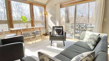 Smart-tv, pejs, bordfodbold, bordtennisbord