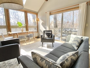 Smart TV, chimenea, futbolito, mesa de ping pong