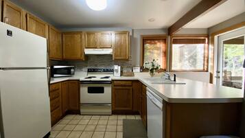 Køleskab, mikrobølgeovn, ovn, kogeplade