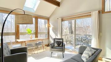 Een smart-tv, een open haard, tafelvoetbal en een tafeltennistafel