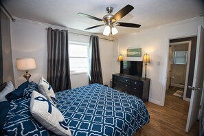 3 bedrooms, free WiFi - Beautiful 3-bedroom home on the Canal with patio. (Galveston)